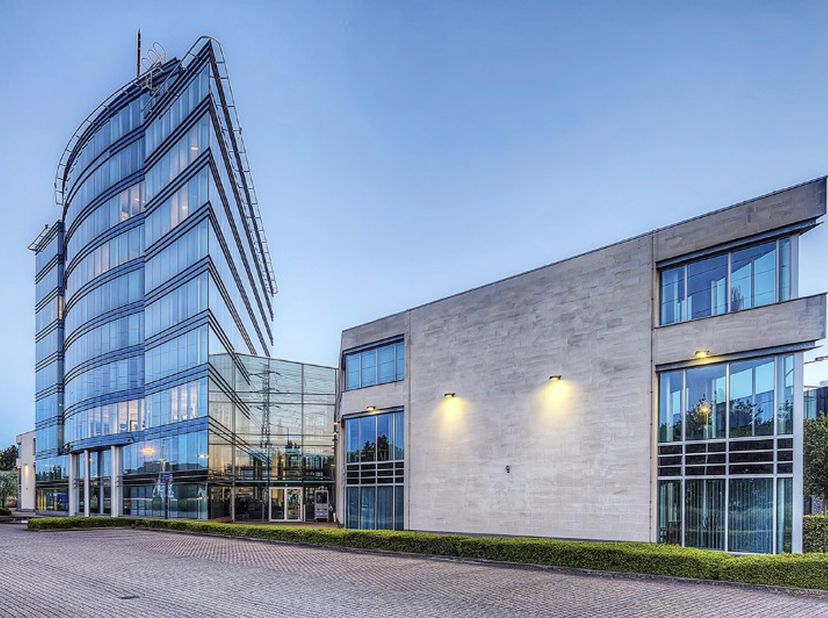 Bureaux à louer à Malines. Mechelen Business Tower est un immeuble de bureaux prestigieux avec beaucoup de visibilité de la E19 Anvers - Bruxelles.&lt;br