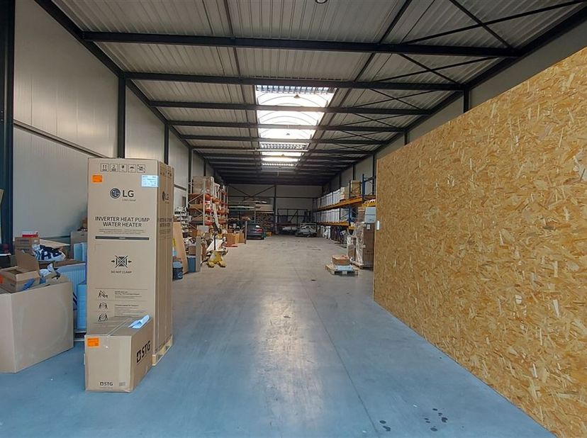 Ontdek deze ruime industriële loods in Dilsen-Stokkem, ideaal voor ondernemers die op zoek zijn naar (extra) werk- of opslagruimte. Met een bruikbare