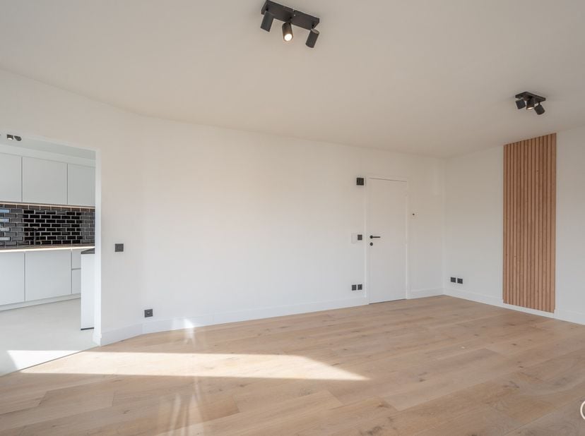 Ruim hoekappartement gelegen nabij de Lippenslaan, het station en Duinenwater.&lt;br /&gt;
Indeling: inkomhall, ruime leefruimte met halfopen keuken voorzie