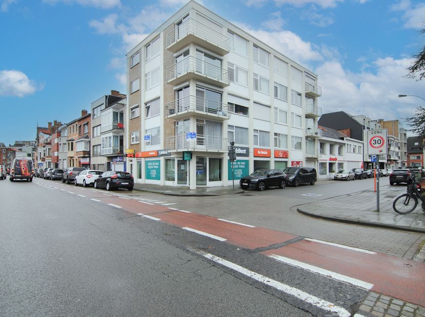 Bent u op zoek naar een ruim en energiezuinig appartement op een toplocatie in Sint-Andries? Dit prachtig appartement van 115m², gelegen op de eerste