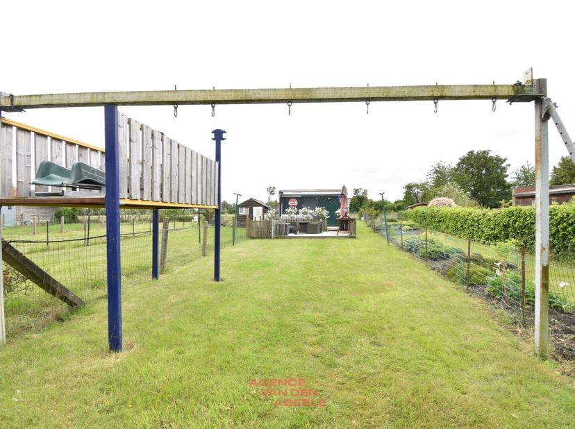Deze rijwoning is gelegen in een rustige buurt nabij Moerbrugge. Vlakbij vindt men het treinstation van Oostkamp. De woning bevindt zich in een rustig