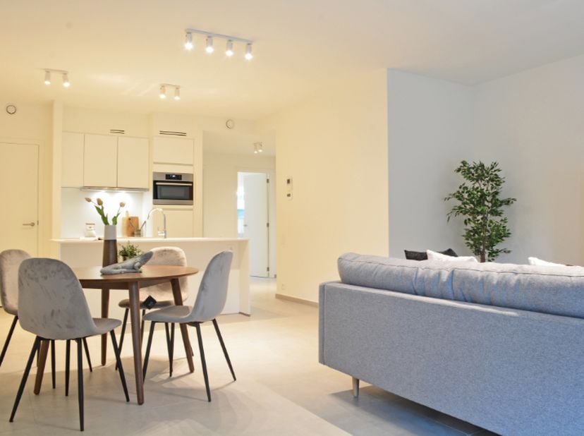  Te koop in centrum Roeselare volledig ingericht nieuwbouwappartement met 2 slpks, terras.&lt;br /&gt;
&lt;br /&gt;
Extra&#039;s waar u van profiteert:&lt;br /&gt;
Nieuwbouw
