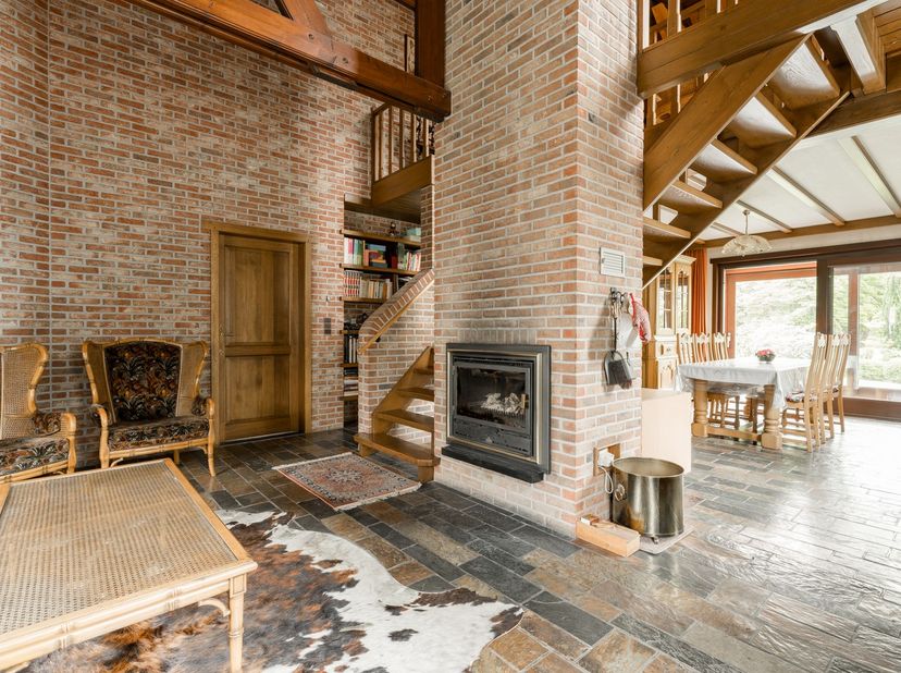 Deze karakteristieke woning biedt ruimte, licht en privacy op een toplocatie in Hamont-Achel. De open leefruimte met vide en zicht tot in de nok zorgt