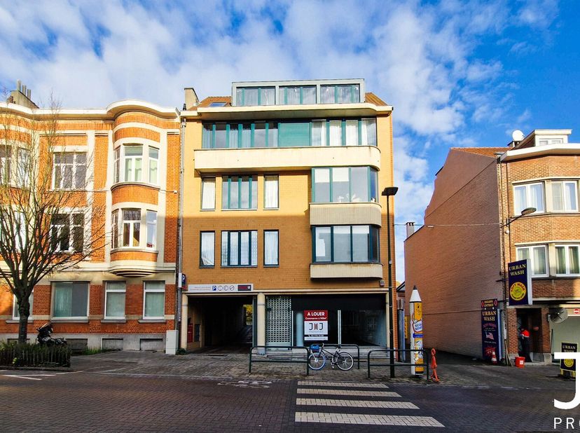 Idéalement situé Avenue Charles Thielemans à Woluwe-Saint-Pierre, J&amp;J Properties vous propose ce commerce à aménager selon vos projets.&lt;br /&gt;
Avec une