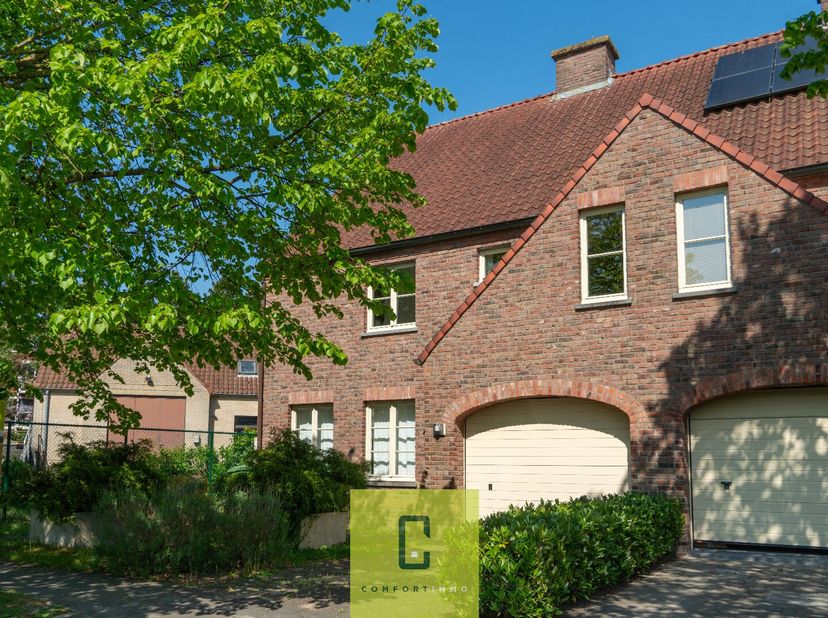 Deze half open bebouwing  is gelegen in Assebroek, op een perceeloppervlakte van 703.00 vierkante meter. Het huis is gebouwd in 2005 en heeft een bewo