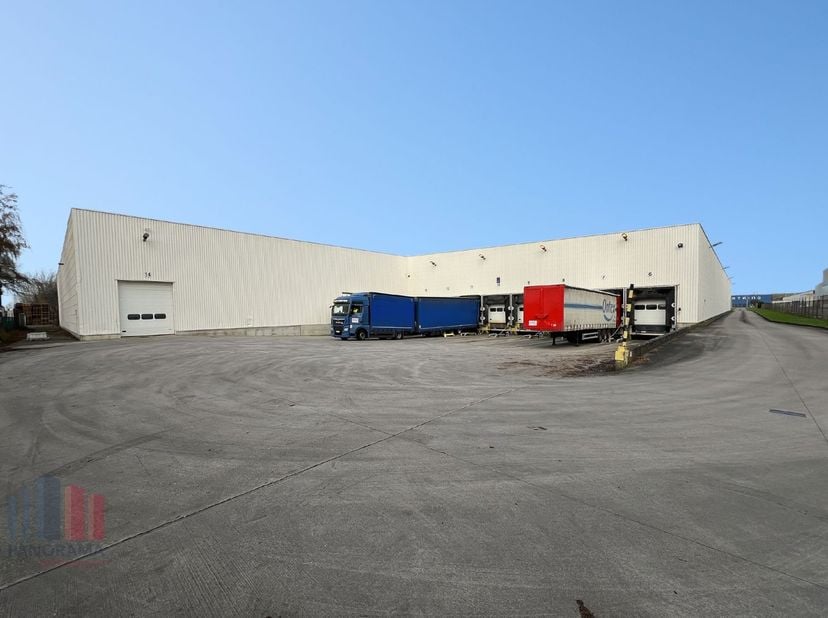 Entrepôt logistique fantastiquement situé avec une surface de 3.000 m² (extensible à de plus grandes surfaces) sur un site à 25.323 m² à louer dans la