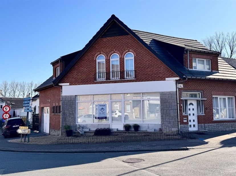 Dit prachtig gerenoveerde hoekhuis met  tuin en terras in Idegem biedt de perfecte combinatie van wonen en werken. De woning werd volledig vernieuwd m