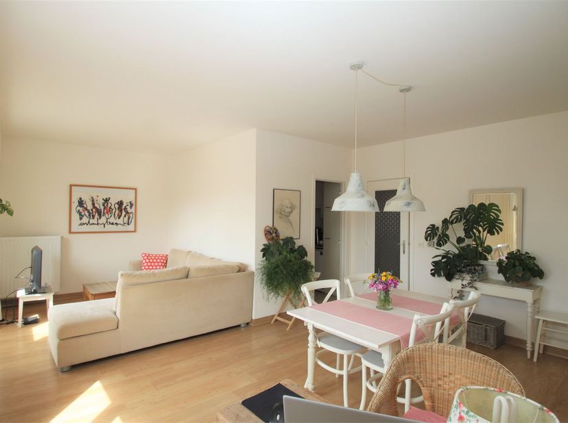 Instapklaar appartement dat gesitueerd is in het centrum van Knokke.&lt;br /&gt;
&lt;br /&gt;
Indeling: Inkomhal met apart toilet - aangename living met zit- en e