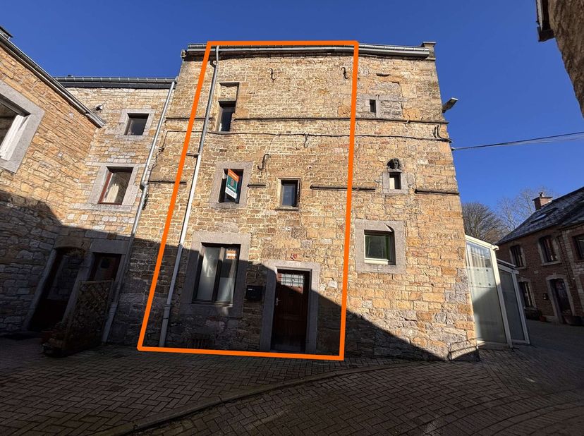 SOUS-SOL : ± 17m²&lt;br /&gt;
 - Cave de ± 15 m² sur béton, fosse septique&lt;br /&gt;
REZ-DE-CHAUSSEE: ±17m²&lt;br /&gt;
- Espace cuisine de ±15 m² et toilette ind., s