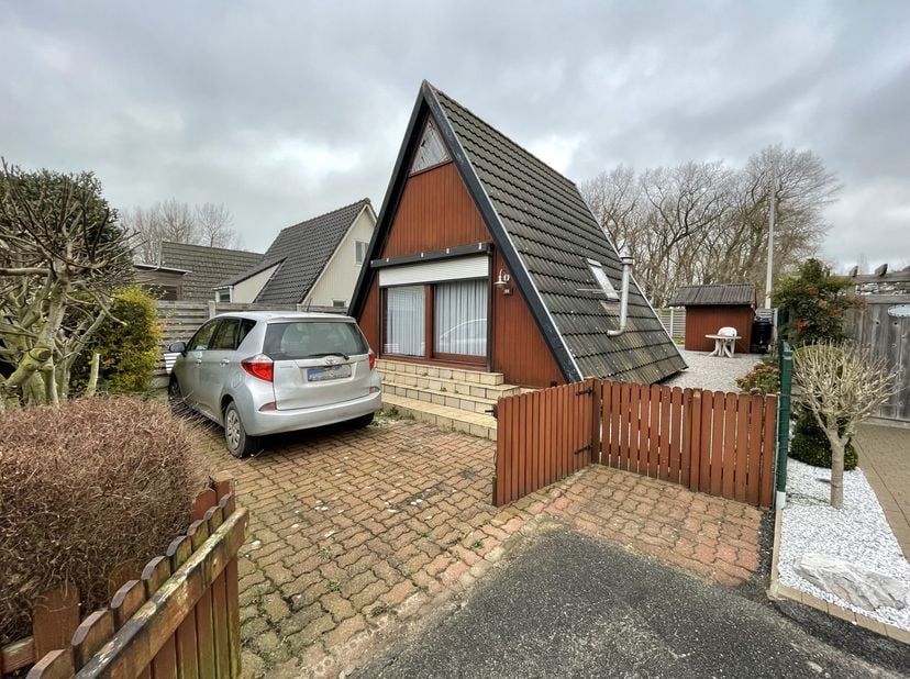 In het Dunepark in Nieuwpoort treffen we deze charmante vakantiewoning aan. De woning is voorzien van een keuken, woonkamer, badkamer en 2 slaapkamers