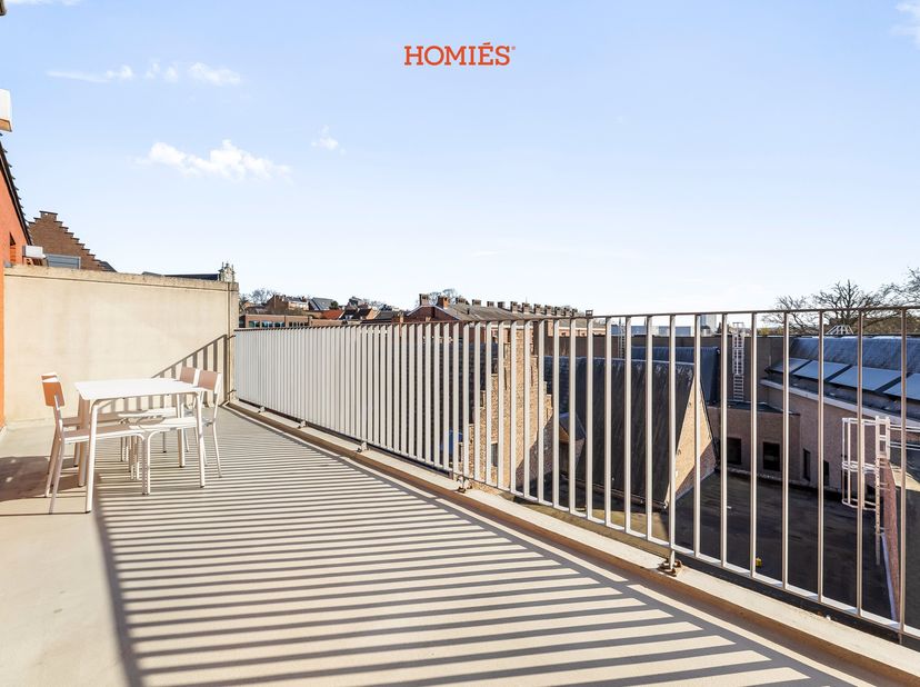 Dit uitstekend gelegen driekamerappartement met prachtig terras bevindt zich in de alombekende Parijsstraat, één van de gezelligste straten van de sta