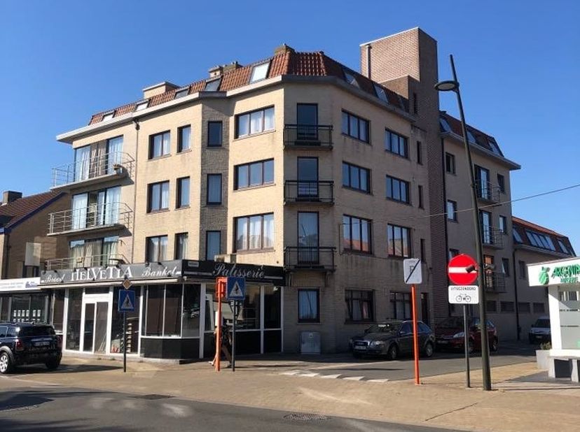 -Heel ruim appartement bestaande uit : &lt;br /&gt;
	-Inkom met afzonderlijk toilet;&lt;br /&gt;
	-Ingerichte keuken;&lt;br /&gt;
	-Woonkamer met ruim en open zicht;&lt;br