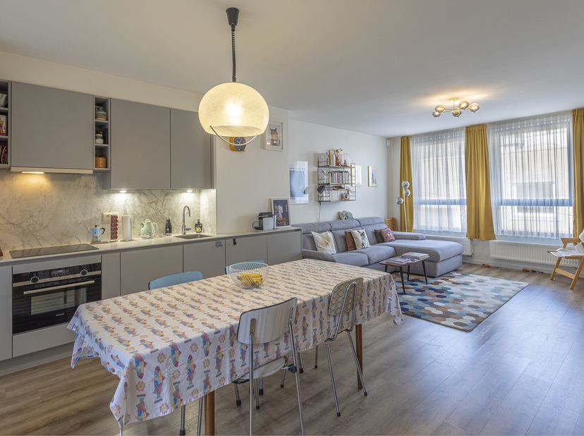 Splendide appartement duplex récent au centre du quartier européen dans un environnement où il fait bon vivre. Lappartement se situe à distance pédest