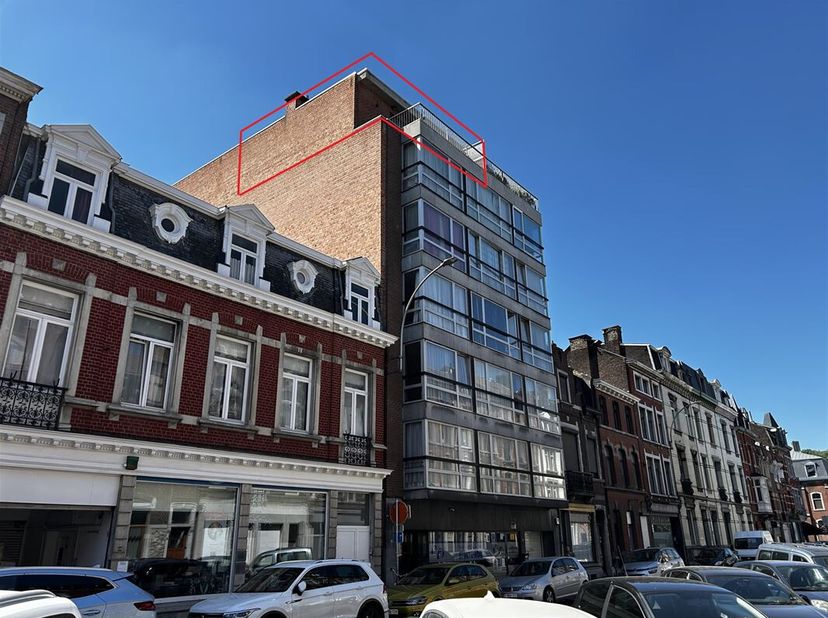 Beau studio-penthouse au dernier étage d&#039;une résidence située dans le quartier de Bavière, en Outremeuse.  Il comprend: hall, salle de douche, living,
