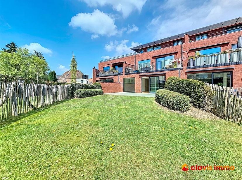 Idéalement situé dans le centre de Dworp et à proximité du magnifique bois de Halle, Clavis Immo vous propose ce prestigieux appartement rez-de-chauss