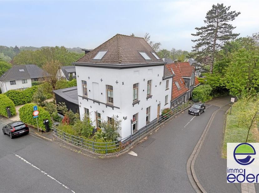 HEEL RUIME EN LICHTRIJKE BURGERWONING AAN  STATION VAN LINKEBEEK.  Totaal en grondig gerenoveerd pand  : ideaal als familiewoning en/of als praktijk,