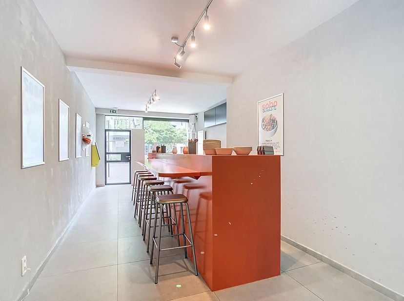 Commerciële ruimte van ca. 55m² te huur in de Kloosterstraat 162 te Antwerpen. Deze ligging is ideaal en zeer centraal voor wie met het openbaar vervo