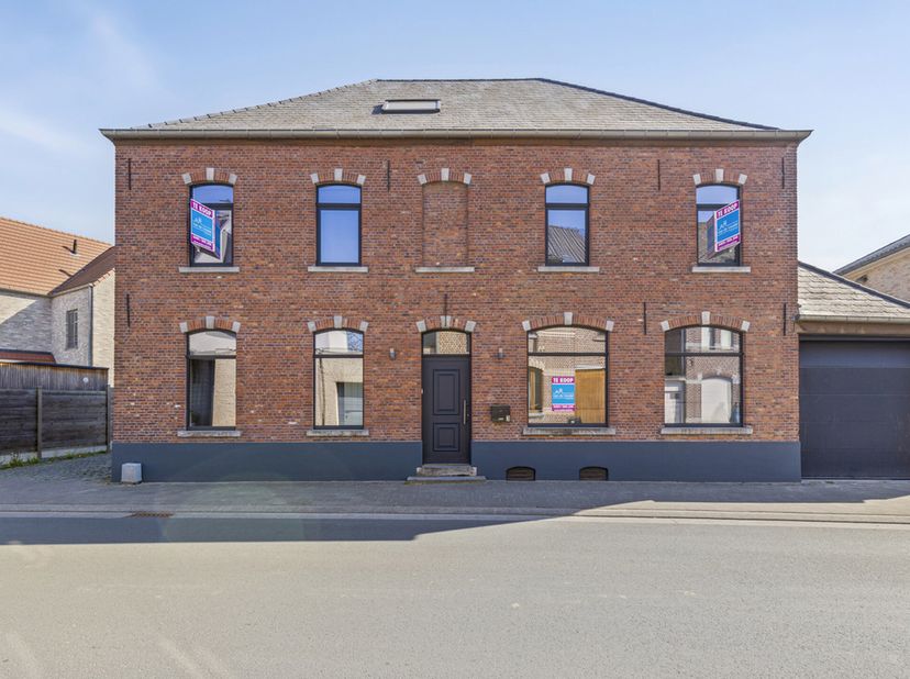 Buitengewone woning met 2 ruime leefruimtes op gelijkvloers (mogelijkheid tot praktijkruimte, bureau, enz...) te centrum Zandbergen (Geraardsbergen).