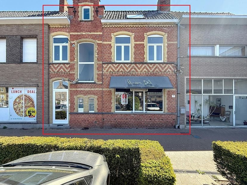 Veelzijdig handelspand te huur op een uitstekende locatie aan de Paardenmarkt  te Poperinge. Deze eigendom biedt een aantrekkelijke combinatie van zic