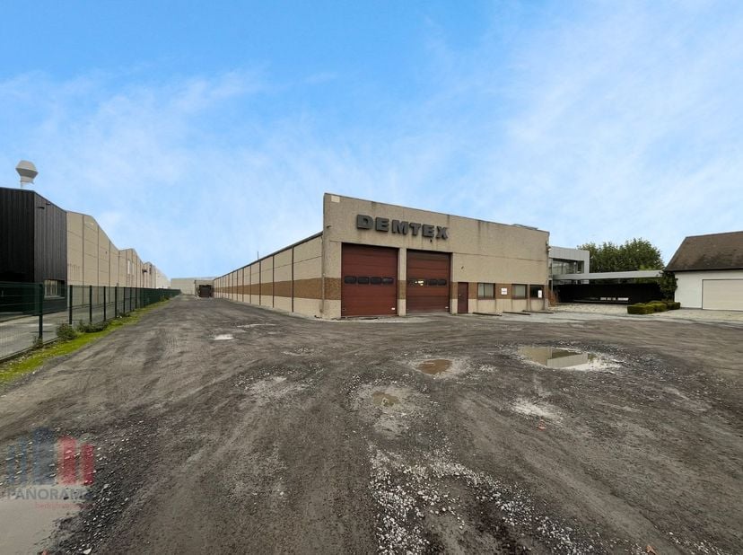 Ruim magazijn met bijhorend kantoor op uitstekende locatie in de industriezone van Kruisem. Met een totale oppervlakte van 7.235 m² opslagruimte en 19