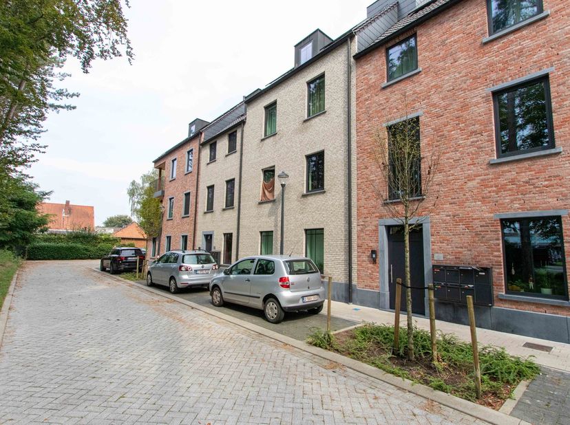 Op een rustige locatie nabij het centrum van Lier bevindt zich dit luxueus afgewerkte gelijkvloerse nieuwbouwappartement met 1 slaapkamer.  De afwerki