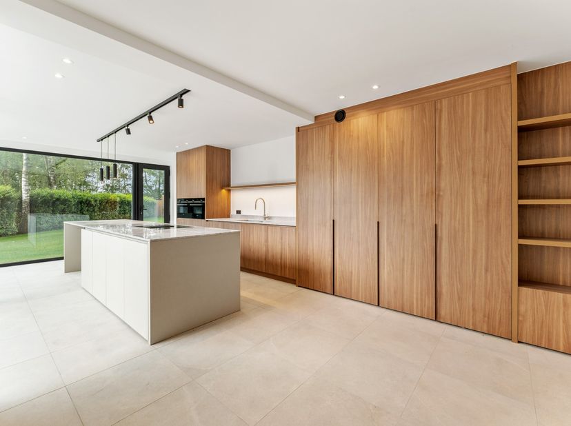 Deze vrijstaande woning nabij het centrum van Hoogstraten op perceel van 640 m² kende in 2025 een totaalrenovatie. Ze is voorzien van een hoogwaardige