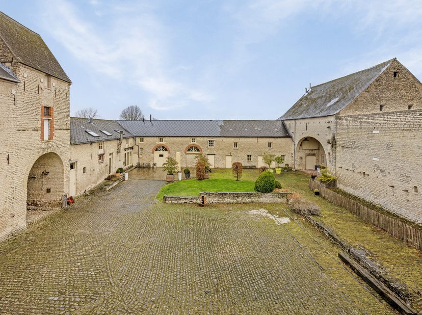 Le Hof ten As, situé le long de la Perksesteenweg à Melsbroek, a été fondé avant 1395 et est l&#039;un des bâtiments les plus emblématiques de Melsbroek de