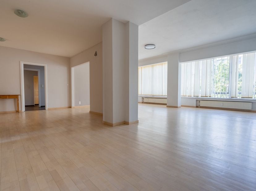 Magnifique appartement de 156m² idéalement situé au coeur de Charleroi ! Avec sa situation en plein centre, lappartement offre un mode de vie pratique