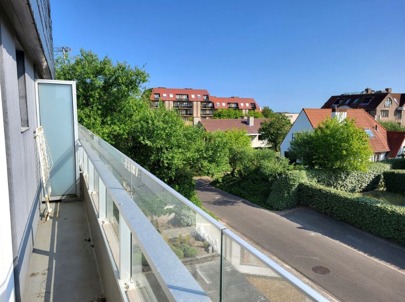 Appartement de 2 chambres à coucher à 50 mètres de la plage et du club nautique “&#039;SYCOD”&#039; à vendre.&lt;br /&gt;
Ce duplex prêt à l&#039;emploi est situé aux deux