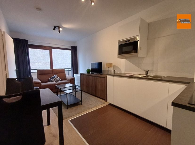 Charmant studio meublé avec chambre séparée et emplacement de parking.&lt;br /&gt;
Situé au coeur d&#039;Evere, idéal comme premier achat ou comme investissement