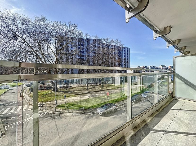 Appartement de ±100m² situé au 2ème étage avec ascenseur :&lt;br /&gt;
 - Hall d&#039;entrée de ±7m² sur carrelage avec placards intégrés,&lt;br /&gt;
- Cuisine de ±10