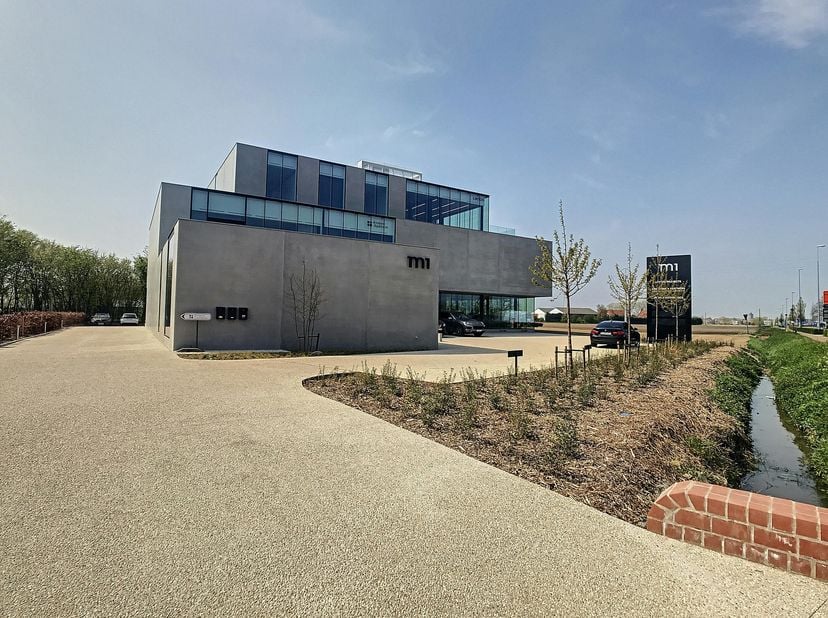 Bureau récemment construit d&#039;environ 25 m² à louer à Menin. Le bureau est situé à proximité de différentes routes d&#039;accès, de l&#039;autoroute et du centre