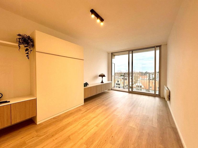 TOPGELEGEN studio met leuk TERRAS en open zicht. Gelegen in de Franslaan, op 50m van de zee en alle winkels. SMAAKVOL GERENOVEERD, direct instapklaar.