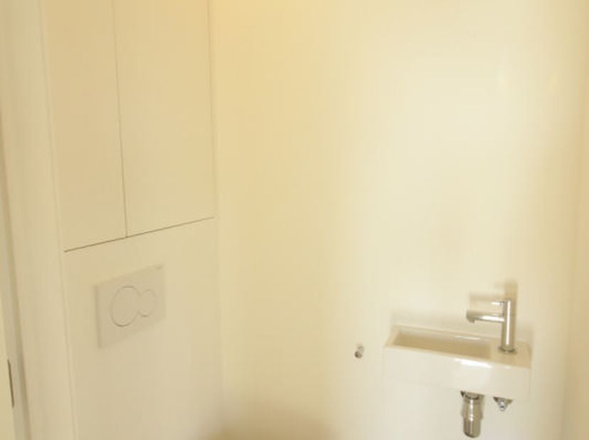 Idéalement situé dans la belle commune de Woluwe-Saint-Lambert, cet appartement 2 chambres de 84m² se compose comme suit: hall d&#039;entrée, wc séparé, SD
