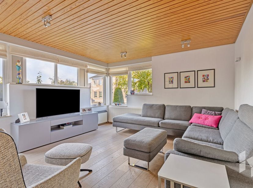 Goed onderhouden, instapklare woning (193 m²) met 3 slaapkamers, een inpandige garage een een mooi aangelegde tuin met ingesloten terras nabij het cen