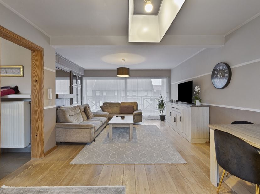 Deze instapklare bel-etage te koop in Beveren-Leie heeft 4 kamers en zuidgerichte tuin met terras en ligt op een perceel van ca. 350m². Naast de inpan