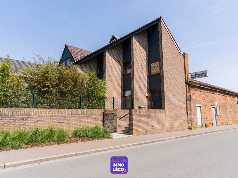 Immo Léco vous propose à la vente cette construction d&#039;architecte 3 façades réalisée en 1998, rare à la vente, située dans le centre-ville de Mouscron