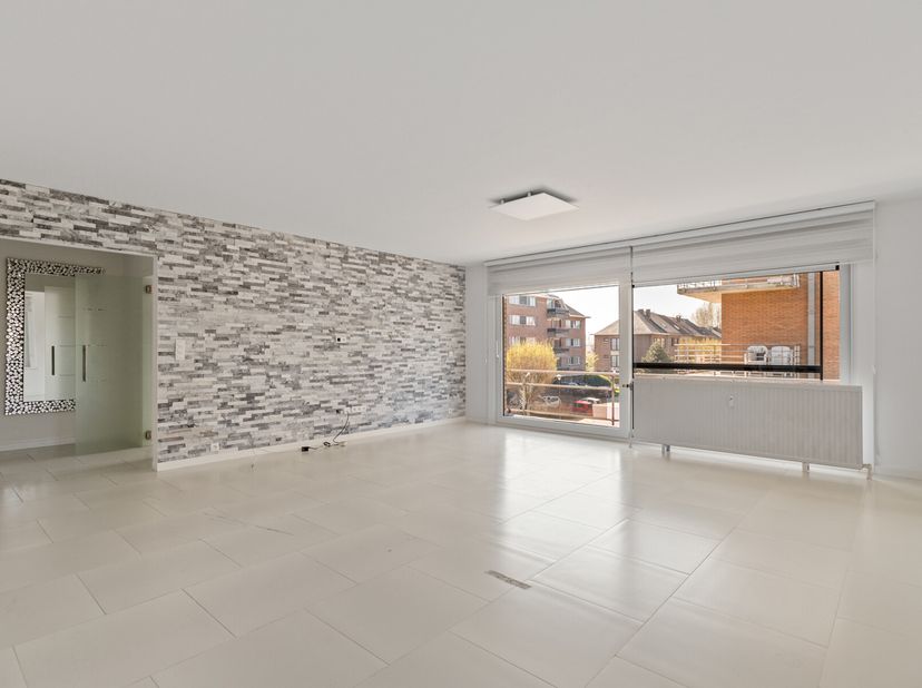 À la recherche dun appartement prêt à emménager dans un emplacement de choix ?&lt;br /&gt;
Découvrez ce spacieux appartement entièrement rénové, situé au cu