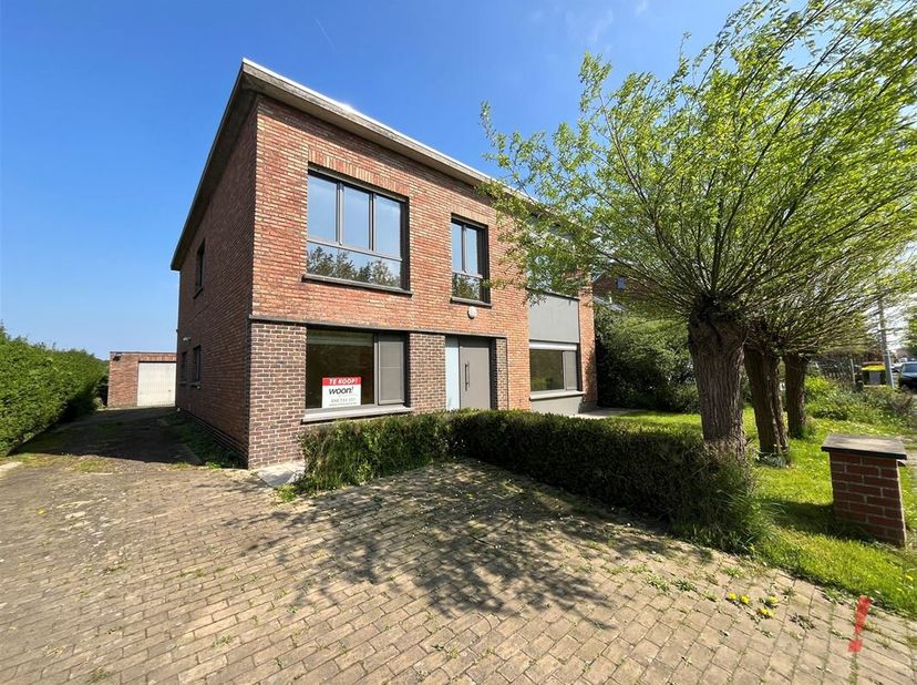 Ontdek deze op te knappen alleenstaande woning met groot woonvolume (240m2) op prachtig rustige ligging in het groen van Jabbeke. &lt;br /&gt;
Deze woning o
