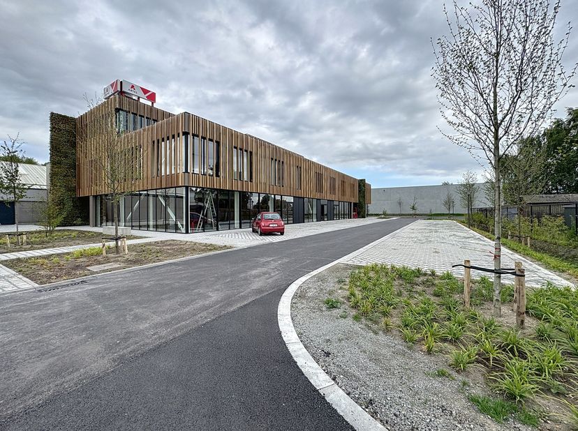 Cet espace commercial attrayant, situé à un emplacement idéal dans la Stationsstraat à Oudenburg, offre une excellente opportunité pour diverses activ