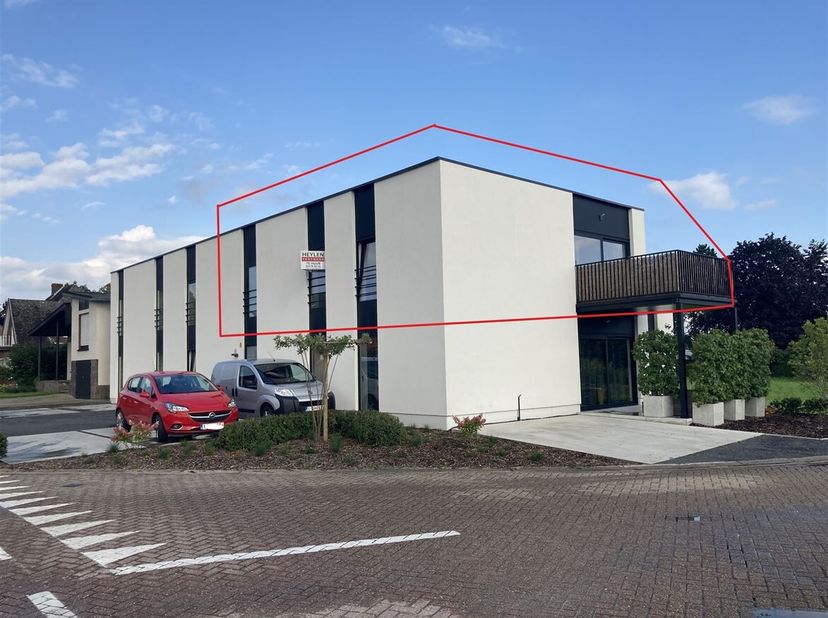 Prachtig appartement met 2 slaapkamers &amp; dubbel terras.&lt;br /&gt;
Ligging: Gelegen in het centrum van Veerle-Laakdal. In vlotte verbinding met verbindings