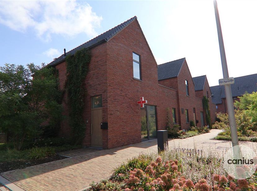 IMMEUBLE DE BUREAUX AVEC SALLES DE PRATIQUE DANS UN EMPLACEMENT DE CHOIX&lt;br /&gt;
Cet immeuble indépendant se trouve à Sint-Agneshof à Saint-Trond. Il s&#039;
