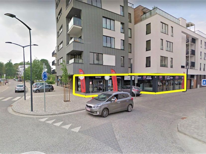 Sur le site de Court-Village | Surface commerciale de 577 m² partiellement aménagée avec grande vitrine de 20m | Au sein d&#039;un complexe commercial dyna