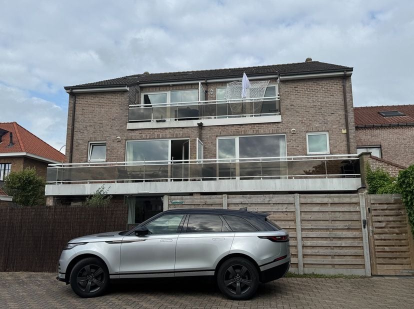 Gelegen op de 1e verdieping, dit verzorgd en instapklaar appartement biedt alle comfort in een centrale en kindvriendelijke buurt van Sint-Kruis, op w