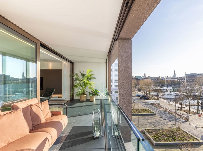 Wonen aan het water in high-end residentie AEQUOR, een statig frame in donkerkleurig geslepen beton naar ontwerp van architect Luc Binst.&lt;br /&gt;
Een en