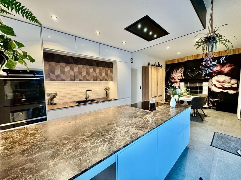 Wervik : maison de ville avec 4 chambres, garage et jardin à vendreDisposition :* Rez-de-chaussée : entrée, garage, salon, cuisine ouverte avec îlot,