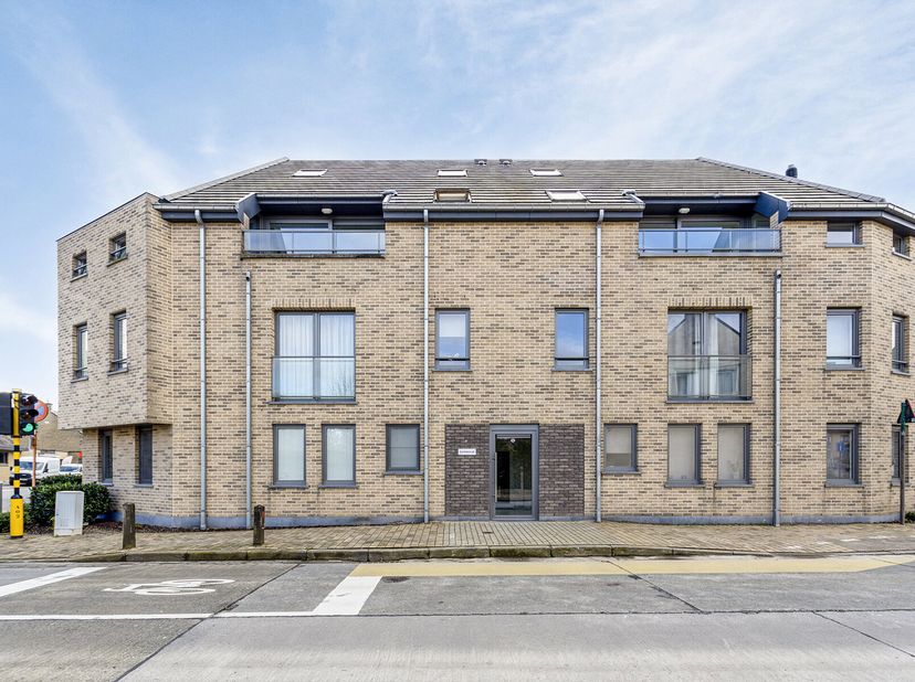 Dit recent duplex appartement bevindt zich in nabijheid van scholen, openbaar vervoer, winkels en autostrade.&lt;br /&gt;
Gelegen op de tweede en derde verd