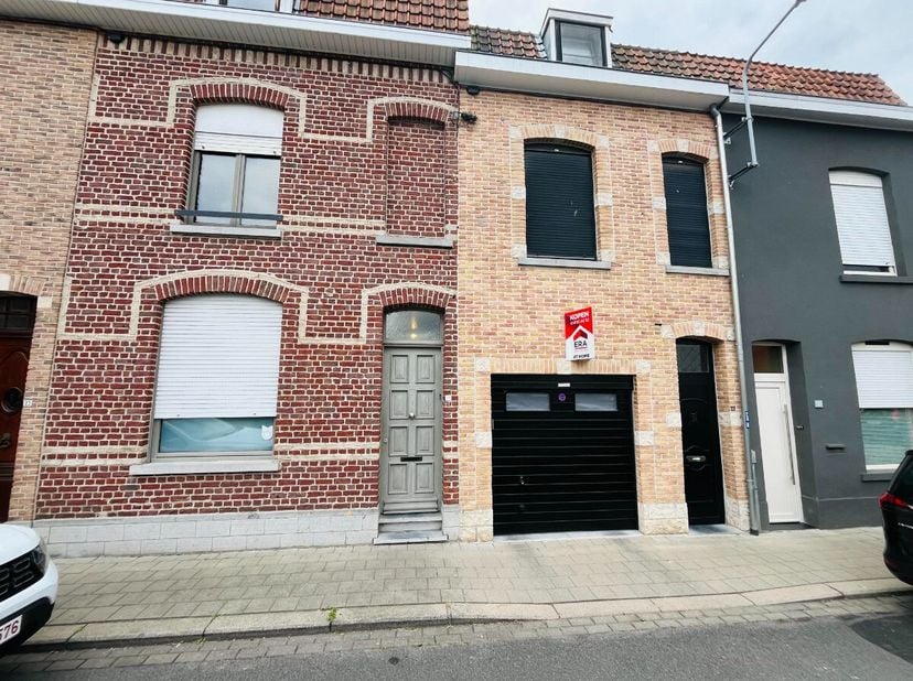 Deze instapklare woning verwelkomt je via de inkomhal met toegang tot de garage. De lichtrijke leefruimte met open keuken sluit aan op een veranda met
