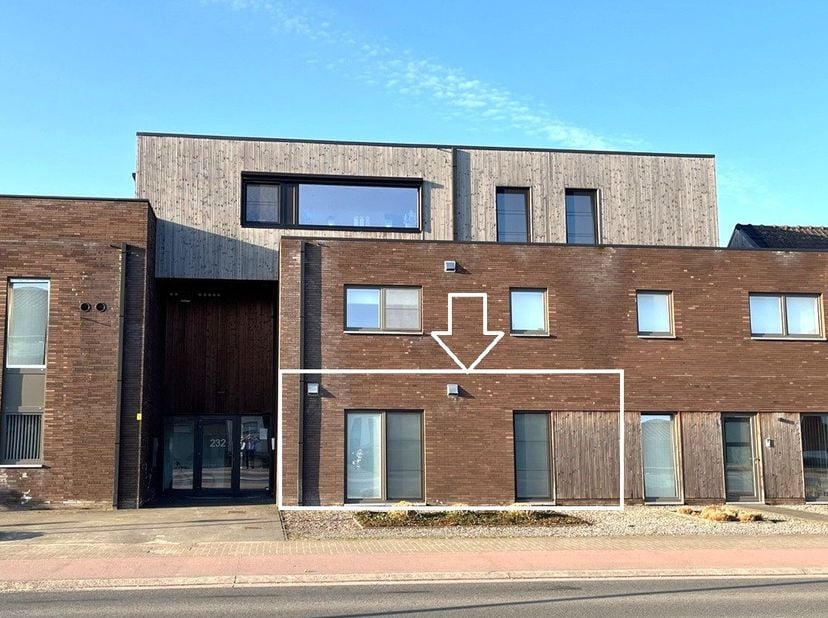 Ontdek dit prachtige gelijkvloerse appartement, gelegen in het rustige en groene Opitter. Dit moderne appartement, gebouwd in 2019, biedt u de perfect
