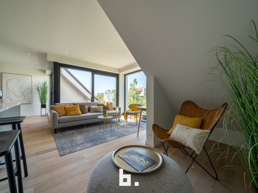Deze uiterst energiezuinige en hoogwaardig afgewerkte penthouse is centraal gelegen nabij Duinenwater te Knokke dichtbij winkels en openbaar vervoer.